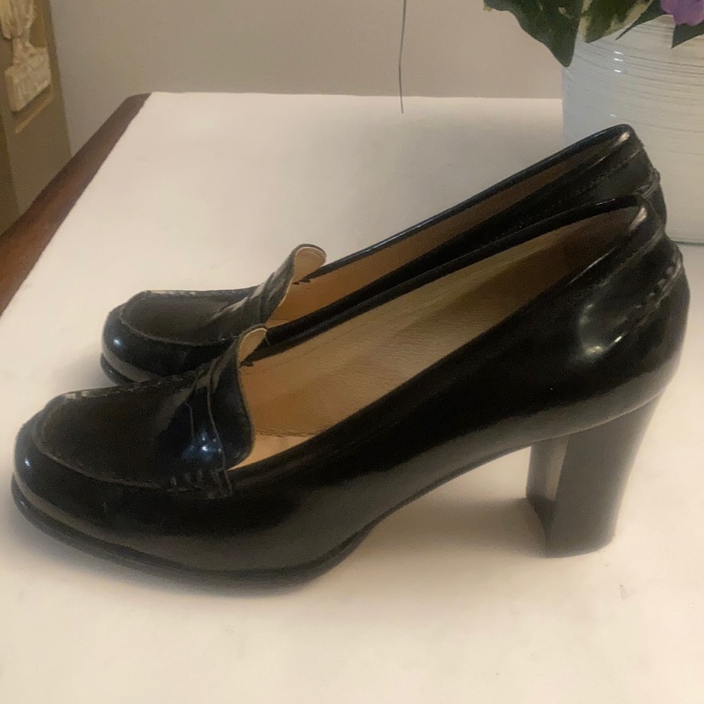 Michael Michael kors shiny black pump.